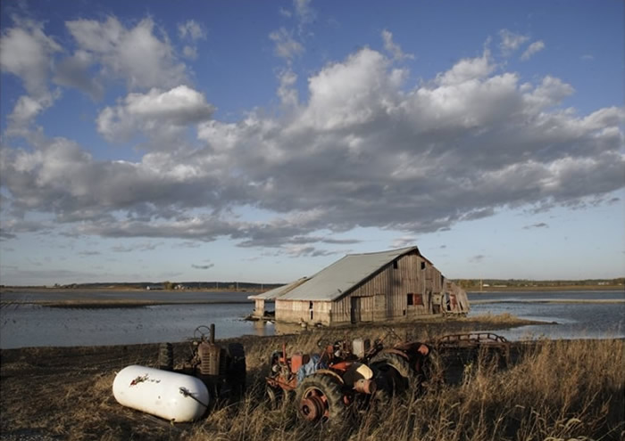 美国密苏里河泛滥逾半年未退 农地及房屋入冬恐被冰封