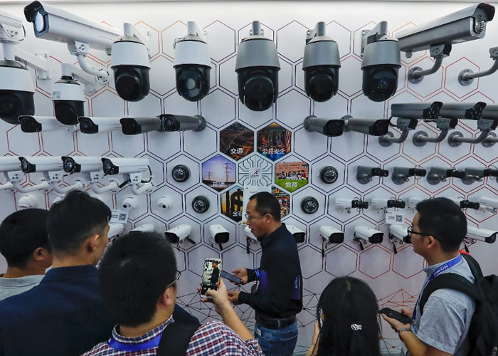 报道指中国已应用情绪辨识技术。图为中国国际社会公共安全博览会中,参观者正观看展品。(美联社图片)