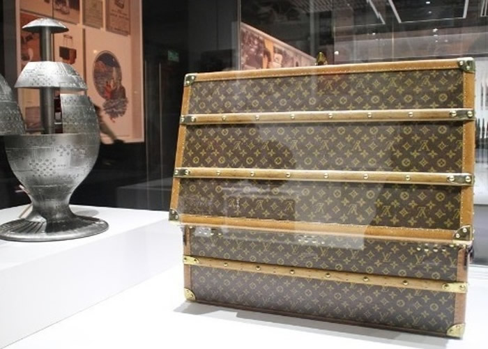 ����������ڿ����Ϸ򸾡���ʶ����������130����ʷ·�����ǣ�Louis Vuitton���Ŷ�Ƥ������װ������