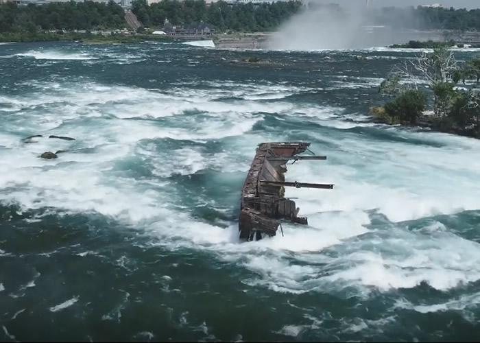加拿大一艘1918年在尼亚加拉河底沉没的铁船移动逼近尼亚加拉大瀑布