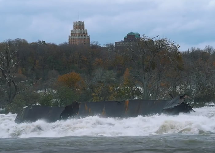 加拿大一艘1918年在尼亚加拉河底沉没的铁船移动逼近尼亚加拉大瀑布