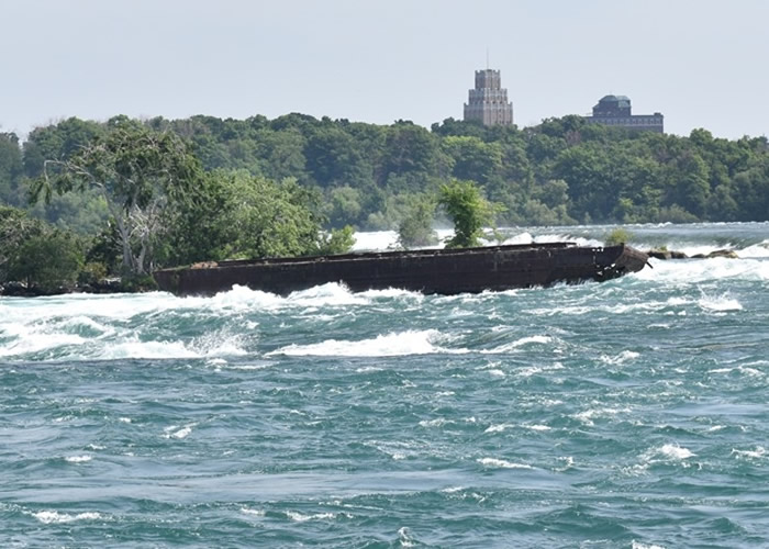 加拿大一艘1918年在尼亚加拉河底沉没的铁船移动逼近尼亚加拉大瀑布