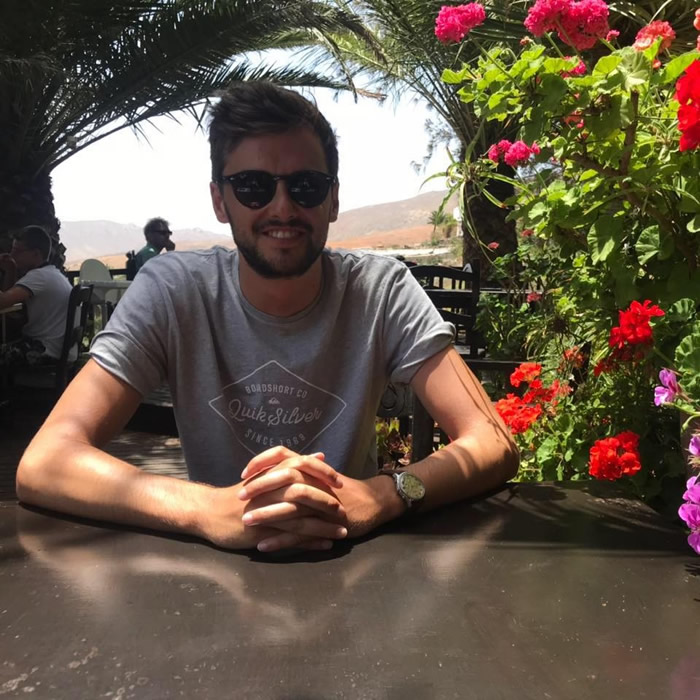 Ӣ��С����ʷ��ʦȥԽ�����汻�����ҧ��Ⱦ���ɫ�����������