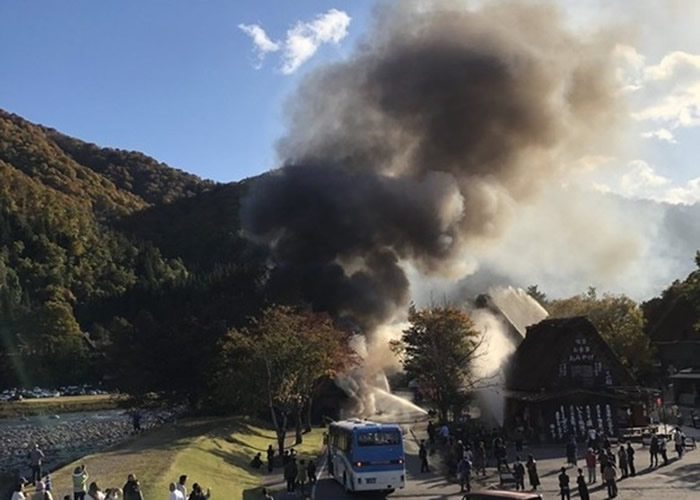 日本另一个世界遗产——岐阜县的白川乡合掌村附近木屋起火冒烟