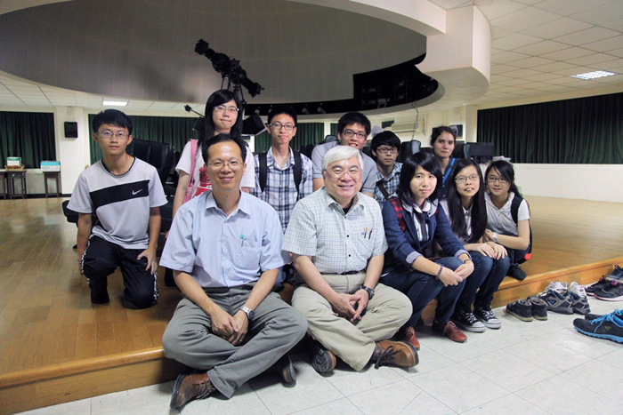 前排左一为指导老师林士超、左二为陈文屏教授,旁边则为当年发现天体的多位同学,如今他们已即将大学毕业。