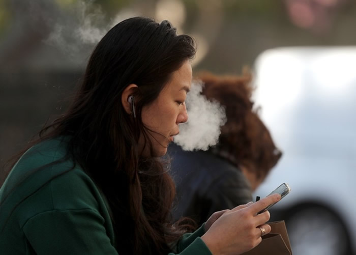 美国疾病控制及预防中心分析病人肺部液体样本后 怀疑电子烟罪魁祸首是维他命E醋酸酯