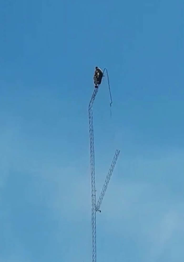 震撼画面引民众愤怒:天线塔突然断成多截 乌拉圭28岁工人惨从40公尺高坠地身亡