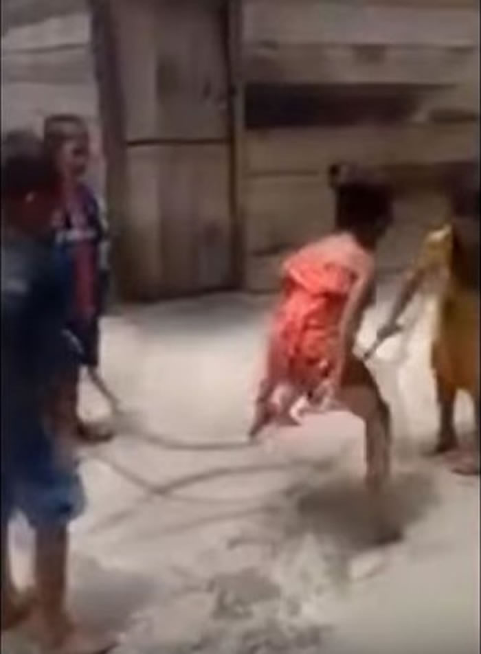 越南小朋友玩跳绳发出沉重啪啪声 拉近一看吓傻原来是条大蛇