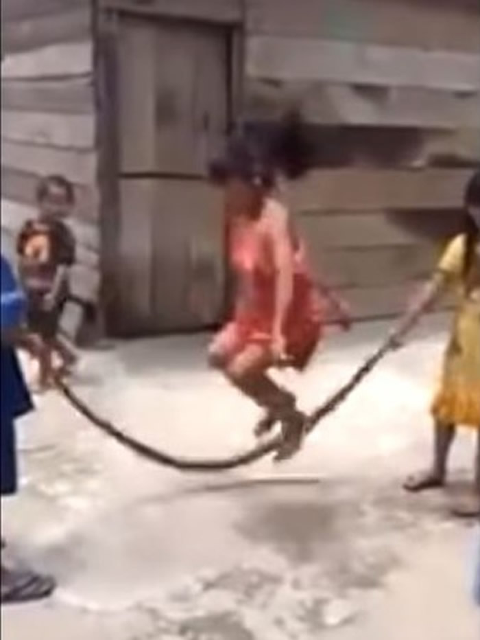 越南小朋友玩跳绳发出沉重啪啪声 拉近一看吓傻原来是条大蛇