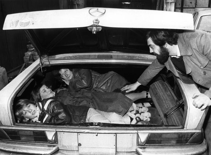 商人奥芬． 富德（Alfine Fuad）示范在1976年时如何经由查理检查哨（Checkpoint Charlie）把家人从东柏林偷渡出来。 PHOTOGRA