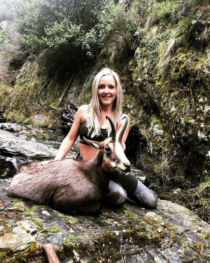 新西兰女子露西·杰恩(Lucy Jaine)喜欢在社交网络分享打猎时的照片