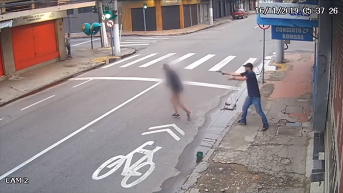 巴西里约流浪街头女子向路人讨1块钱买饭 谁知对方二话不说掏出手枪将她击毙