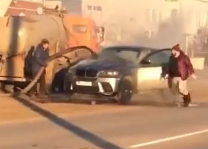 �ؿ�ζ�Ȼ𣡶���˹���������׸������������󷿳�ͻȻ��� ���೵����Ȼ�