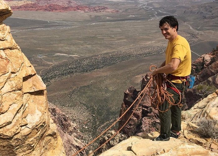 美国攀岩纪录保持者Brad Gobright失手 无打绳结直堕300米死亡