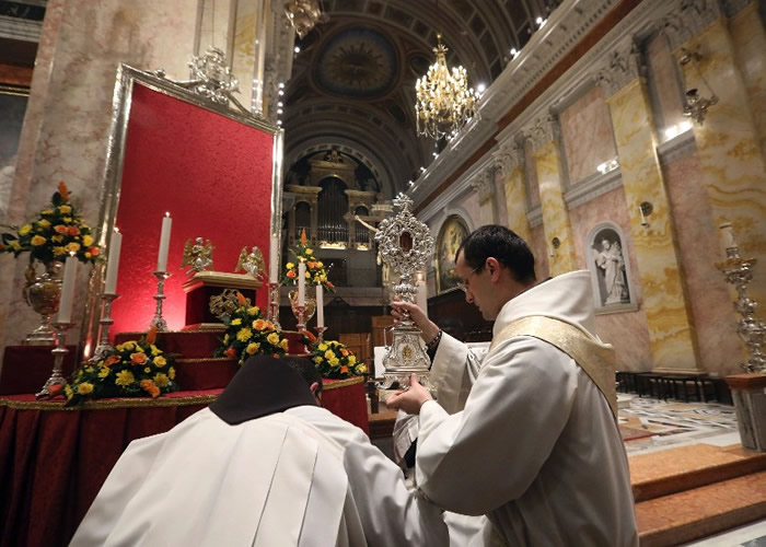 木头碎片正式安放于圣凯瑟琳教堂。