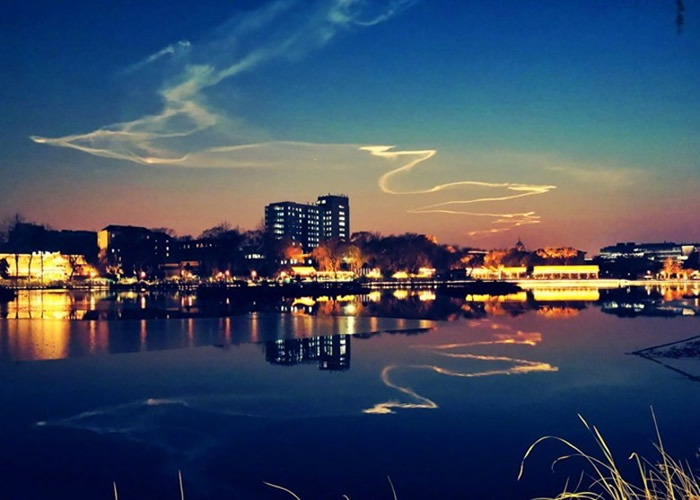 天空现龙状祥云 专家:快舟一号甲火箭发射尾迹云