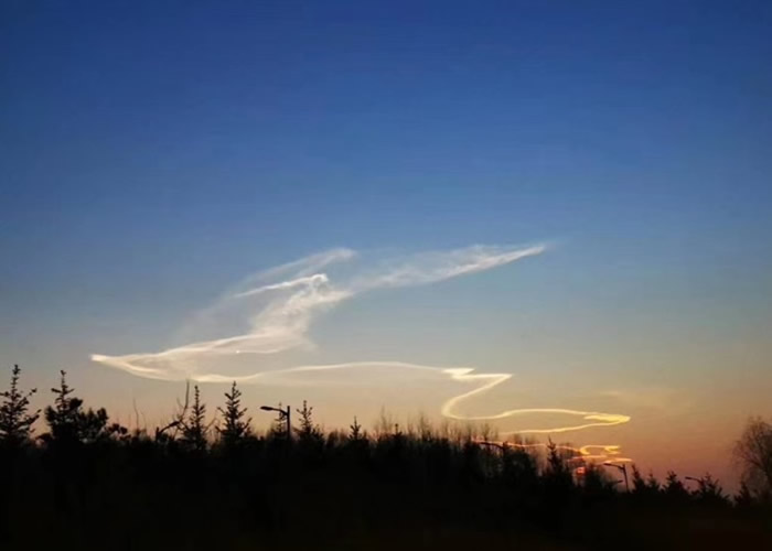 天空现龙状祥云 专家:快舟一号甲火箭发射尾迹云