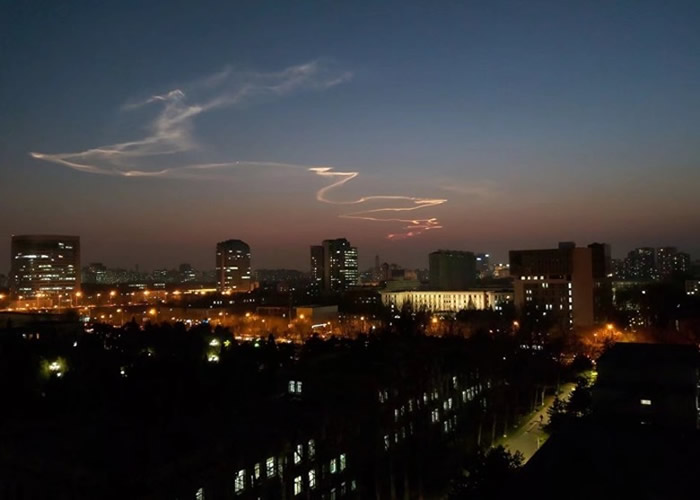 天空现龙状祥云 专家:快舟一号甲火箭发射尾迹云