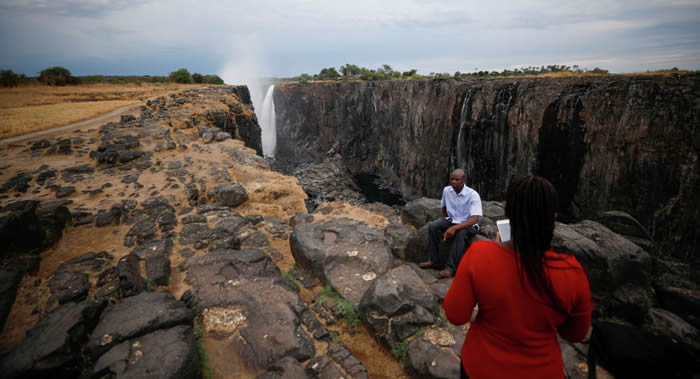 位于津巴布韦和赞比亚的全世界最大的维多利亚瀑布已变浅至25年来的最低水平