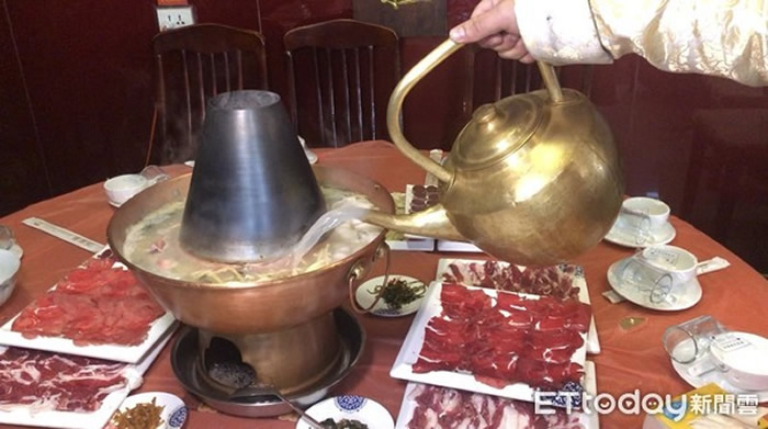来吉林必吃的就是康熙皇帝吃过的“富察氏”满族火锅