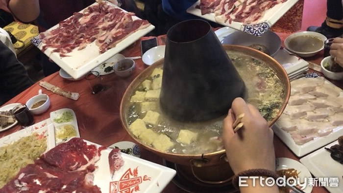 来吉林必吃的就是康熙皇帝吃过的“富察氏”满族火锅