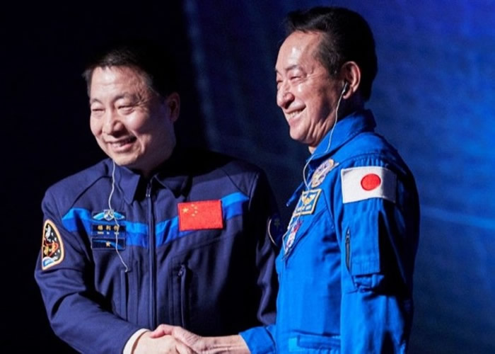 杨利伟(左)与毛利卫(右)对谈。