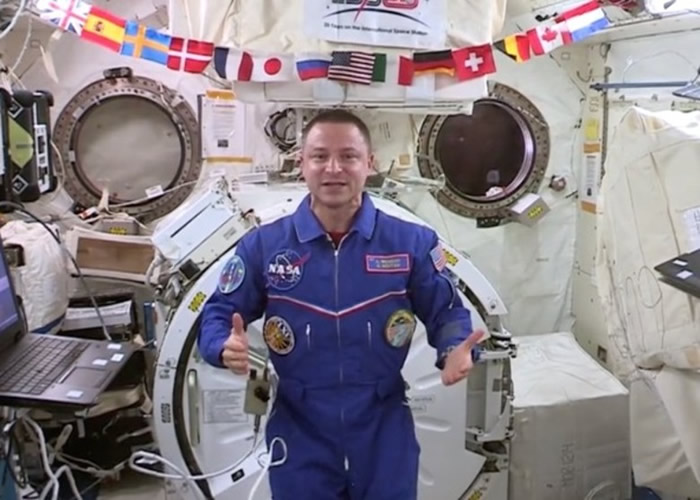 摩根在国际空间站内,亲述目击圣诞老人的去向。