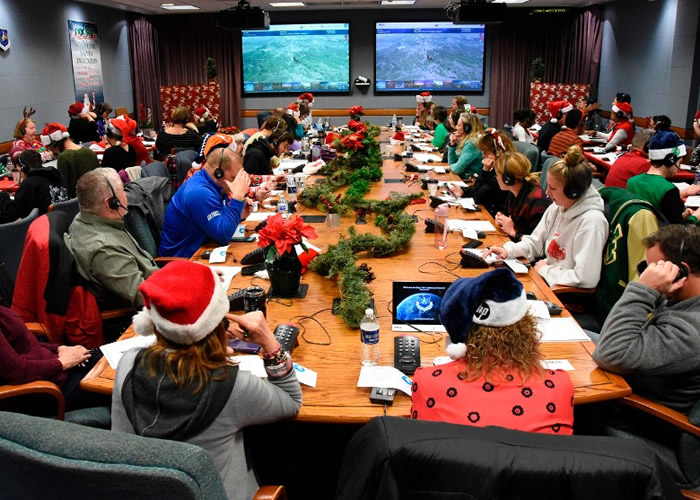 义工为北美空防司令部的追踪圣诞老人热线,回答民众查询。