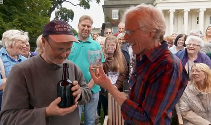 英国男子从家门口挖出“150年老酒” 鉴赏节目专家一喝秒变脸:是尿