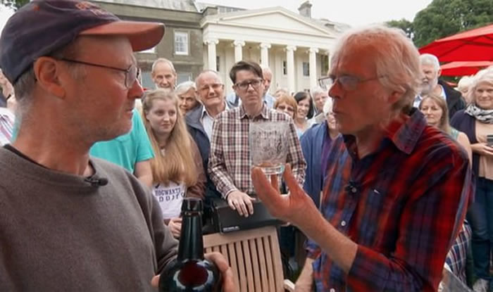 英国男子从家门口挖出“150年老酒” 鉴赏节目专家一喝秒变脸:是尿