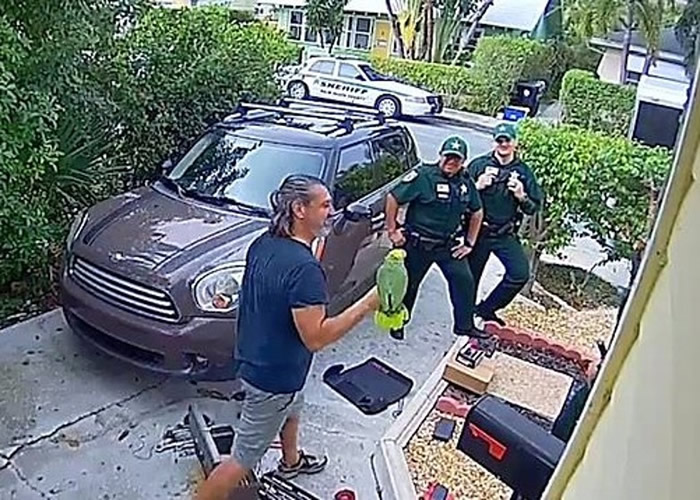 男子捧着Rambo出来,众警员终明白真相。