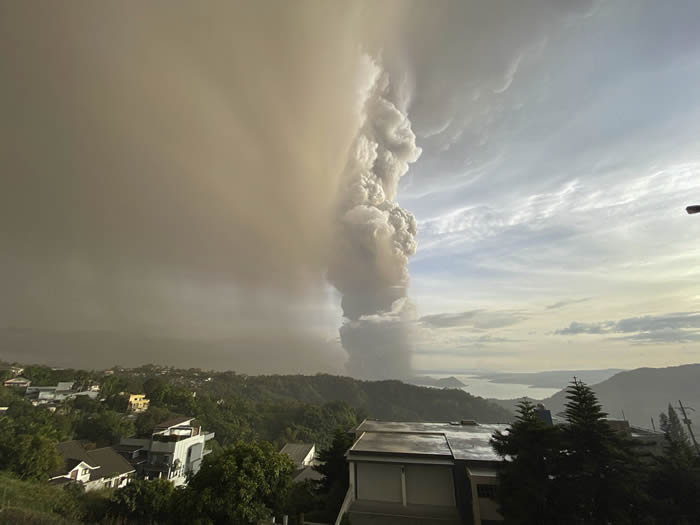 菲律宾北部塔阿尔火山剧烈活动 喷出大量火山灰并引发闪电