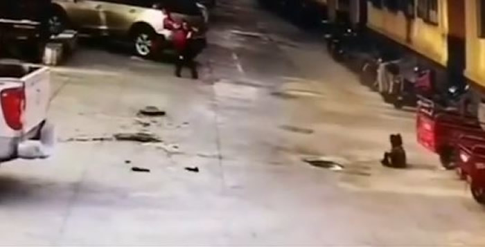 甘肃省敦煌市8岁男童将鞭炮丢进下水道引发沼气爆炸 当场被炸飞重伤