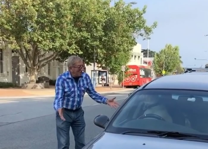 老翁跟沙皮狗“理论”。