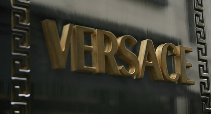 �����ʱװ��˾��˼�ܣ�Versace������������ʹ�ô���Ƥ�����·���Ь��