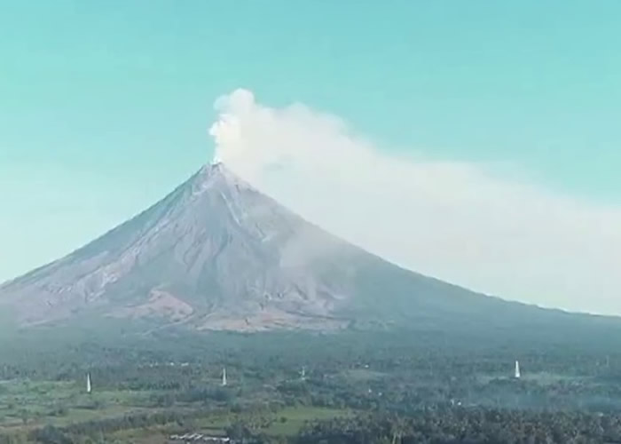 菲律宾塔阿尔火山微弱喷发 逾百次地震致地裂