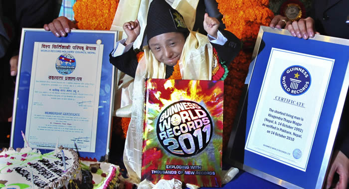 《吉尼斯世界纪录》:世界上最矮的男子卡根德拉•塔巴•马加尔因肺炎去世