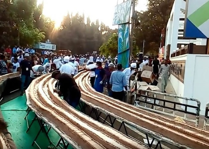 印度喀拉拉特邦1500烘焙师制5300米长蛋糕 有望打破吉尼斯世界纪录