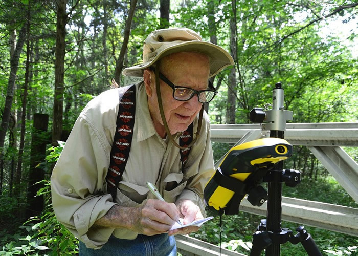 ����ӡ�ڰ�����102������Bob Vollmer��ְ��Ȼ��Դ���Ž�60�� ���Ϲ���Ա������������