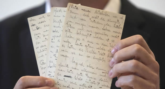 法国东部贝桑松偶然发现维克多·雨果(Victor Hugo)亲手书写的诗稿“可怜的孩子”