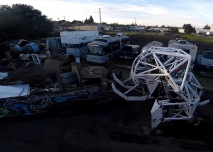 加拿大男子Jonathan Tippett研制出巨型四脚机械架“Prosthesis” 创健世界纪录