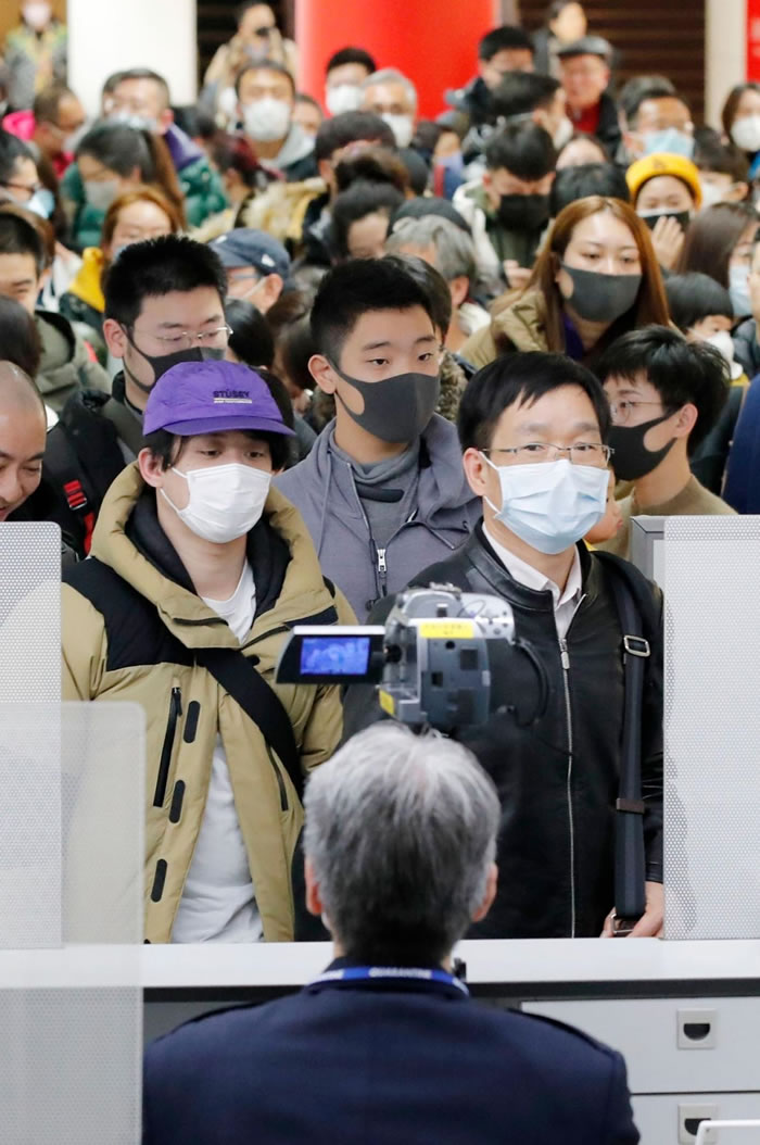 2020年1月23日，从新型冠状病毒肺炎爆发起源地中国武汉飞抵日本的旅客，正通过东京成田机场的检疫。 前景中架设的是温度监控仪器，用以检查旅客的体温。 PHOT
