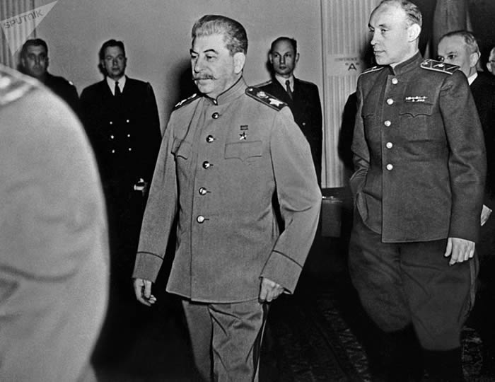 斯大林元帅前往雅尔塔(克里米亚)参加在此召开的例会