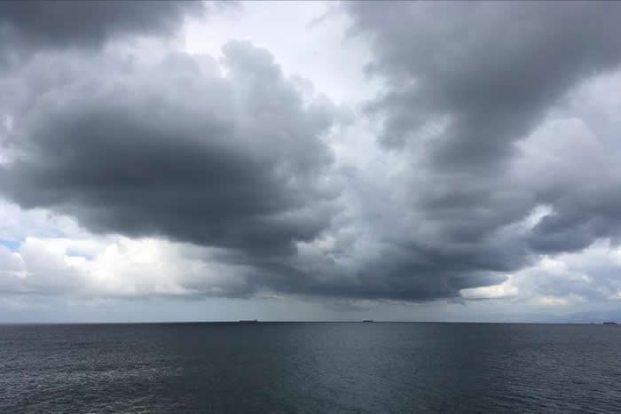 2020年2月9日，星期日，加州曼哈顿海滩外的圣莫尼卡湾上空聚集风暴云。在塔霍湖以南的柯克伍德山，一台仪器记录了每小时209英里的阵风。国家气象局可能需要几个月