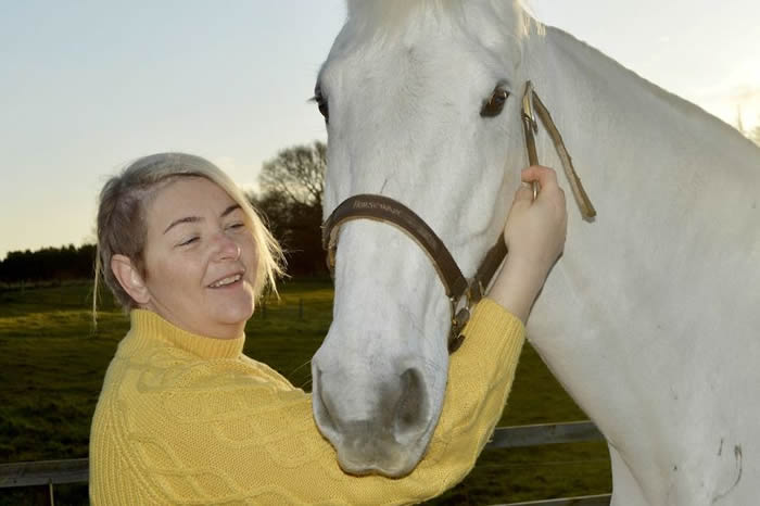 英国一匹马见到女主人的反应异乎寻常 原来嗅出罕见癌症(少突胶质细胞瘤)