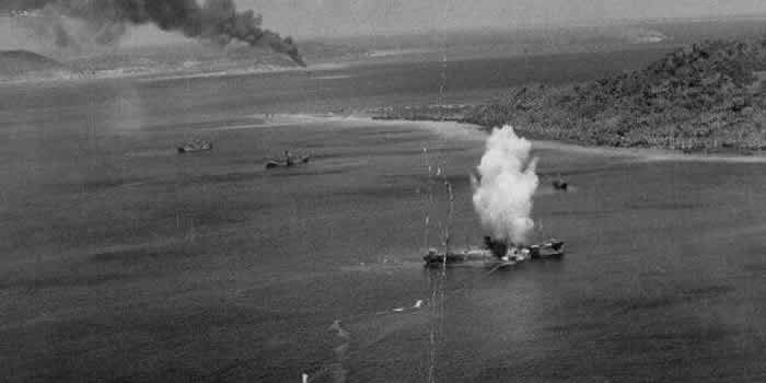 1944年2月，美国鱼雷轰炸机在特鲁克泻湖对日本油轮的轰炸。