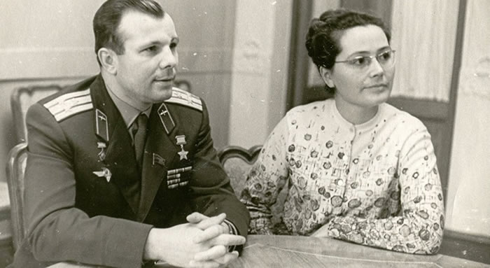 原本的照片是尤里•加加林和妻子瓦莲金娜