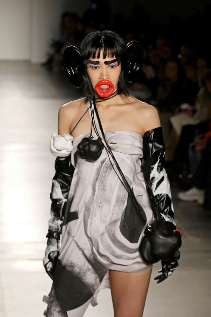 ����ŦԼʱ���������ѧԺҪ��Ůģ�ش��ٴ��������ɧ ���������ӵ�Ǹ