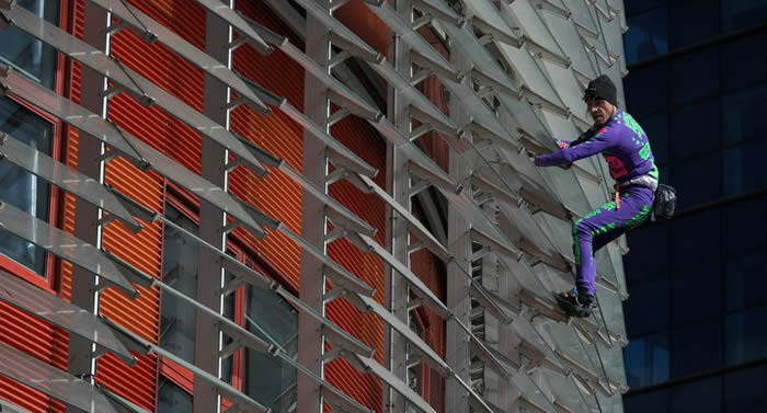 法国“蜘蛛人”阿兰·罗伯特徒手攀爬巴塞罗那摩天大楼 对恐惧新型冠状病毒发出抗议