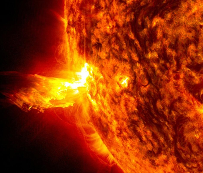 ̫籩ʱ̫棬ӰУӴ̫ IMAGE BY NASA, SDO